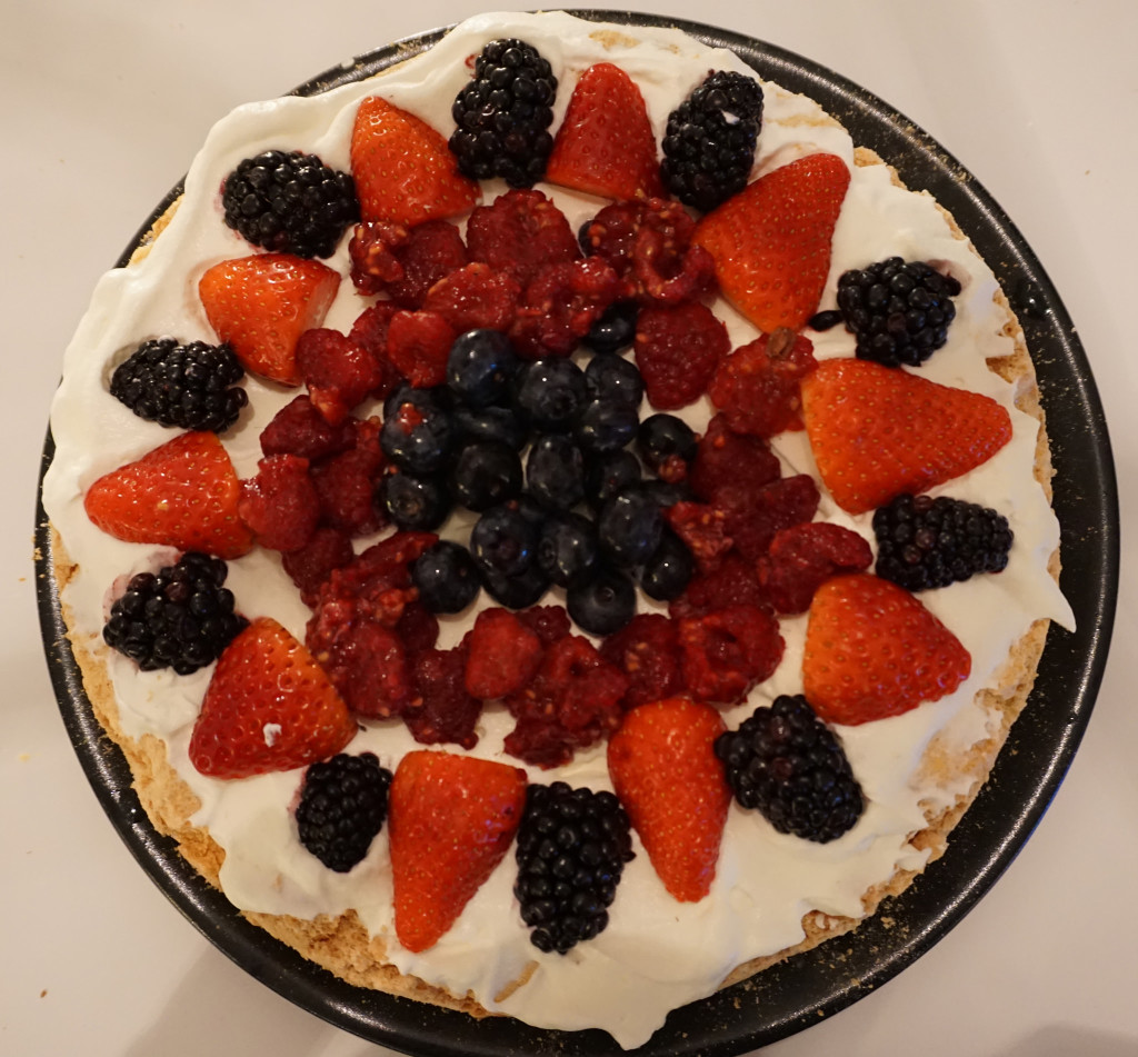 Pavlova tårta med bär